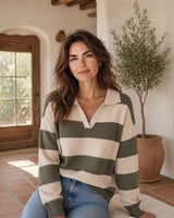 Mulher a usar camisola de malha Maria Pailona às riscas verde azeitona e creme com gola polo em ambiente rústico
