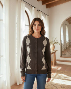 Mulher a usar cardigan Maria Pailona castanho com padrão argyle de losangos bege e decote redondo em ambiente luminoso