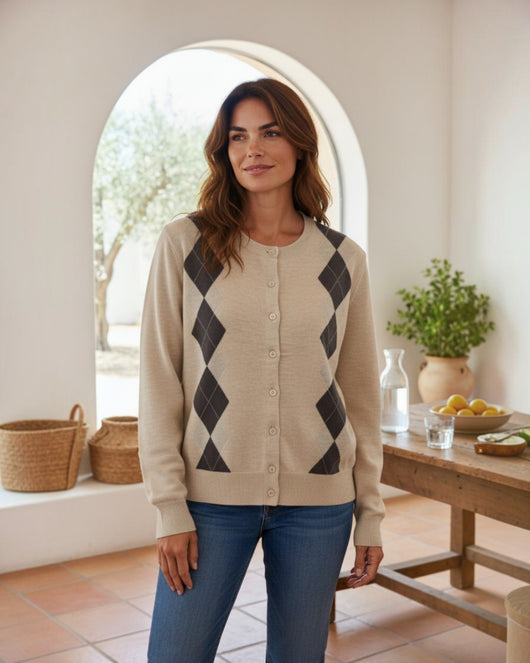Cardigan de malha Maria Pailona bege e cinzento com padrão de losangos, decote redondo e fecho de botões frontal.
